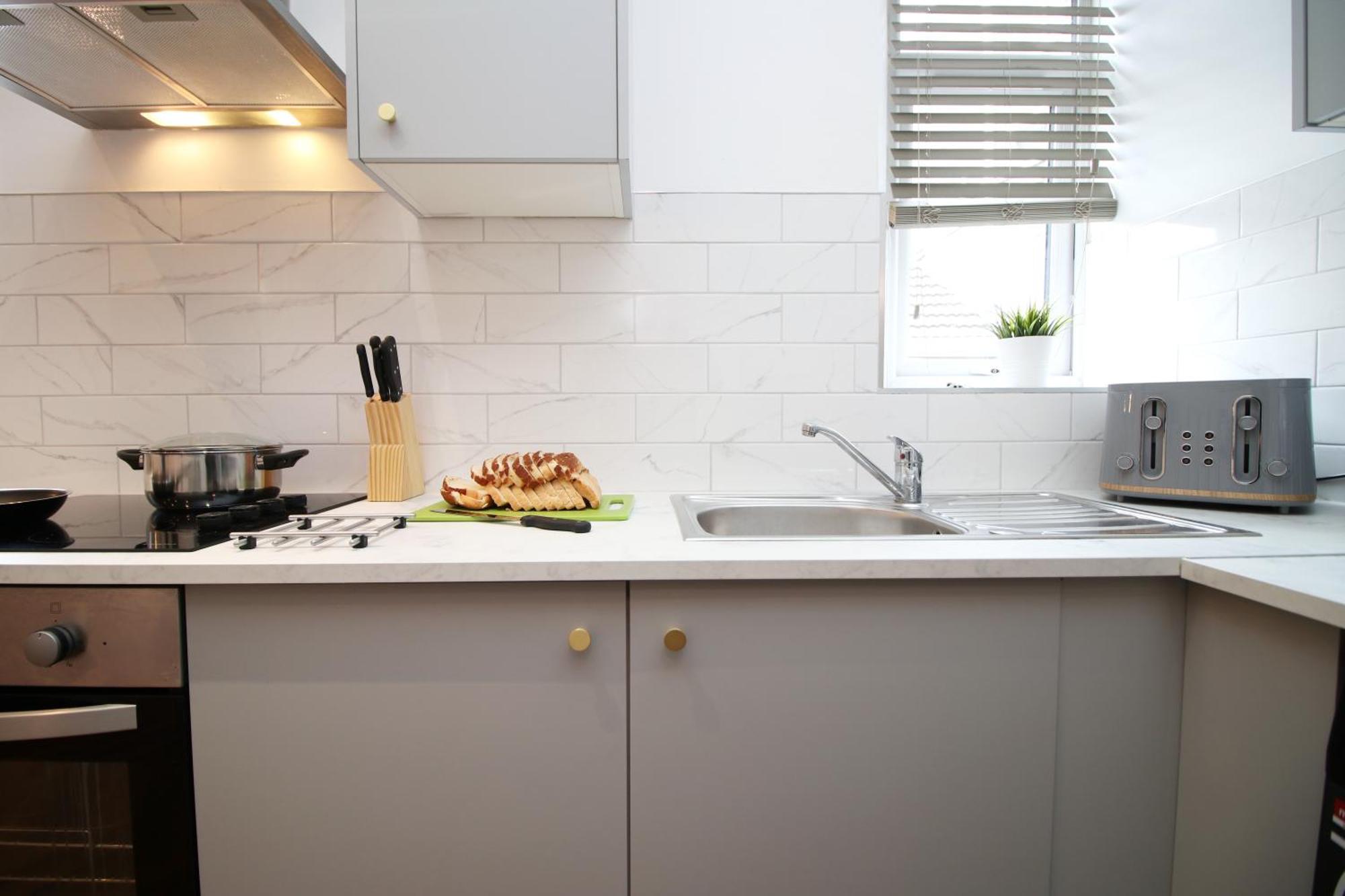 Fully Equipped Kitchen, Parking, City Centre Swansea Exterior photo