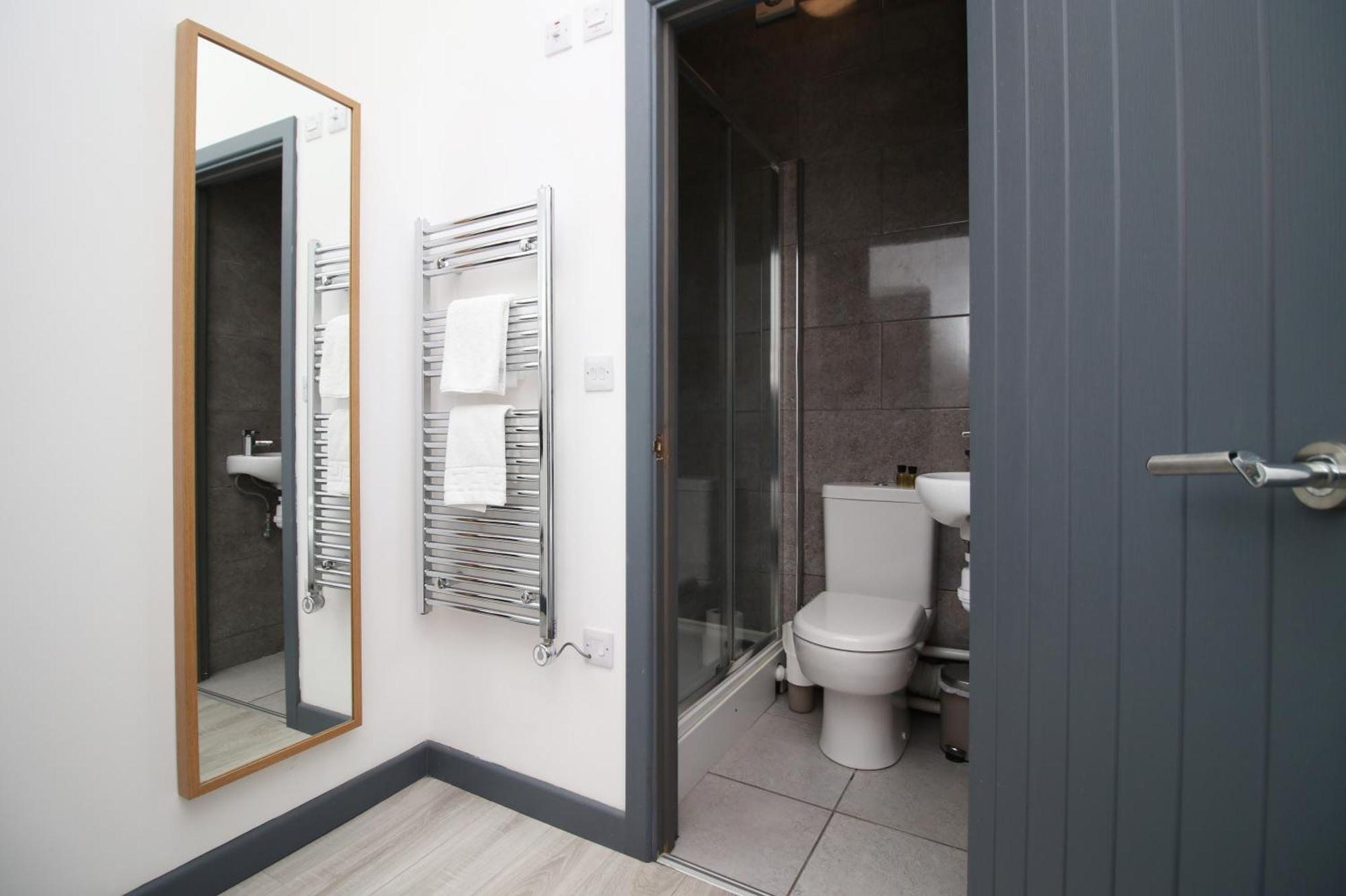 Fully Equipped Kitchen, Parking, City Centre Swansea Exterior photo