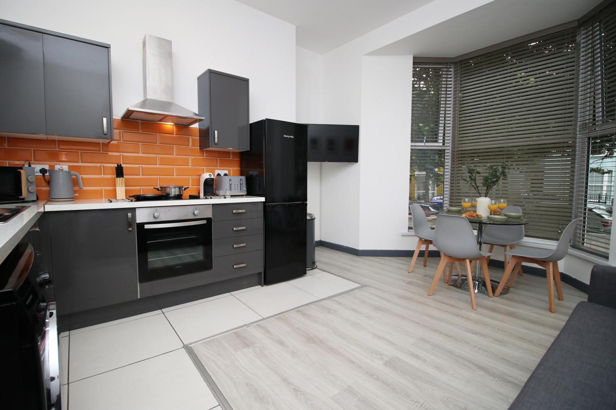 Fully Equipped Kitchen, Parking, City Centre Swansea Exterior photo